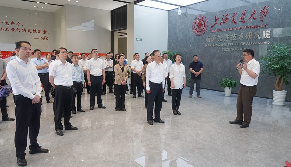 6月7日，市委常委、區(qū)委書(shū)記張建華等領(lǐng)導(dǎo)實(shí)地觀摩了上海交大南通先進(jìn)技術(shù)研究院。  徐浩翔 攝.jpg