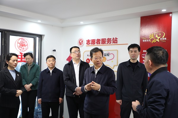 市委常委、區(qū)委書記張建華率隊(duì)觀摩基層黨建工作.jpg